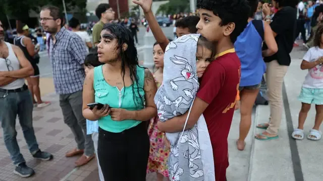 Personas evacuadas esperan en el complejo urbano Parque Central después de que un terremoto de magnitud 7,2 sacudiera Venezuela y otras regiones del Caribe el 24 de junio de 2026 en Caracas, Venezuela. (Foto de Jesus Vargas/Getty Images)
