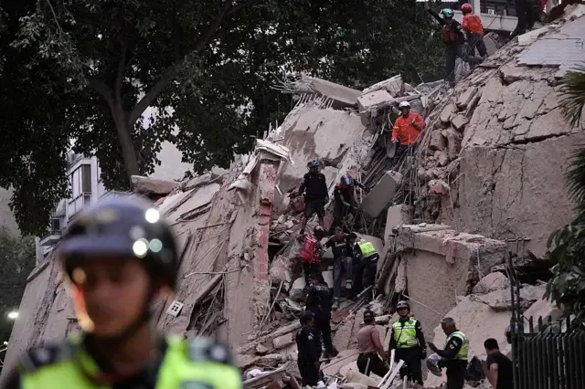 Los rescatistas evacuaron a una persona herida de un edificio colapsado tras un terremoto en Caracas el 24 de junio de 2026.  (Foto de Manaure Quintero / AFP vía Getty Images)