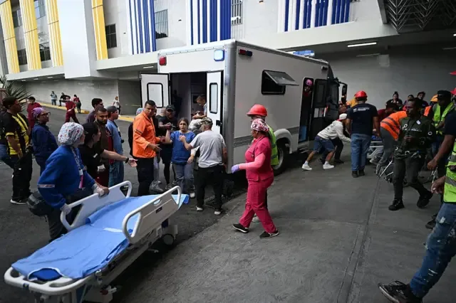 Médicos en la puerta del Hospital Domingo Luciani