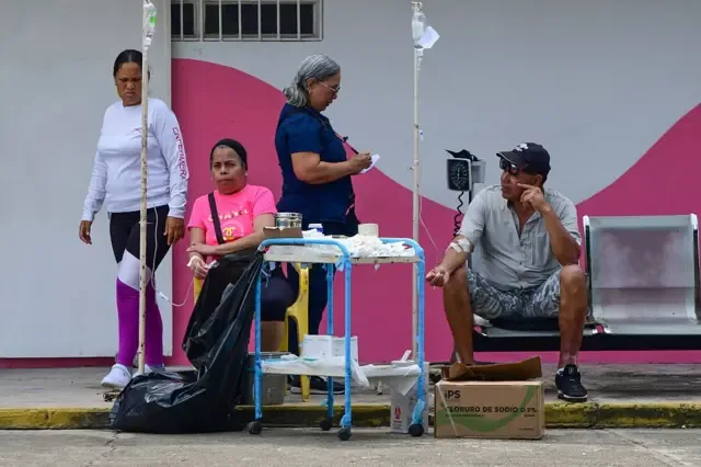 Gente en Morón, estado de Carabobo, siendo atendida en la calle