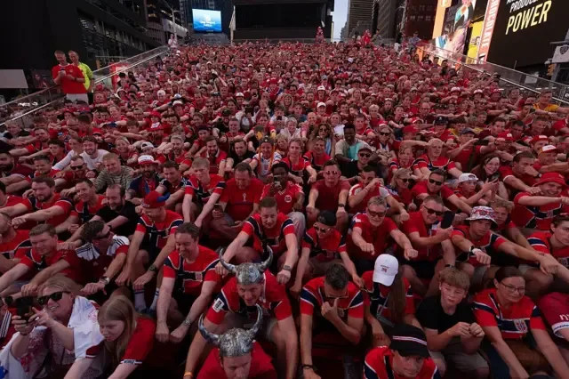 Fans de Noruega en Times Square.