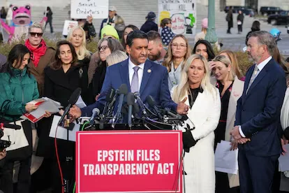 Desde la izquierda, los representantes Ro Khanna, Marjorie Taylor-Greene y Thomas Massie, este martes a primera hora, durante una conferencia de prensa con supervivientes del millonario pederasta Jeffrey Epstein, ante el Capitolio.