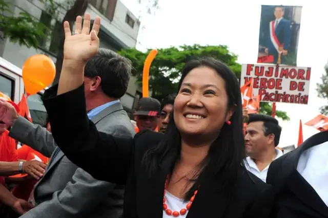 Keiko Fujimori lanza su candidatura presidencial en 2011 delante de una imagen de su padre, el expresidente Alberto Fujimori, y cartel de "héroe de pacificación".