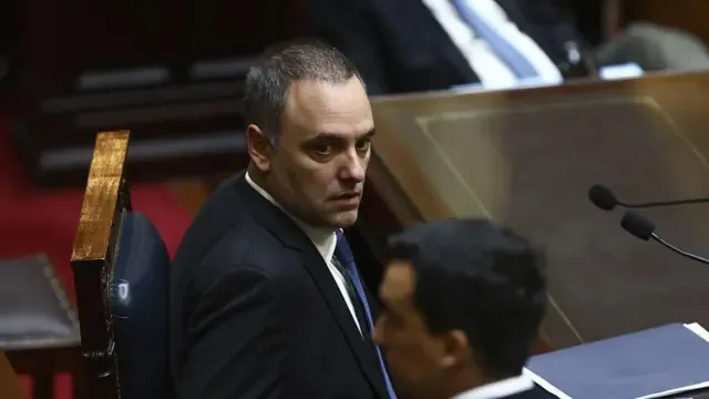 Manuel Adorni en una mesa del Congreso argentino