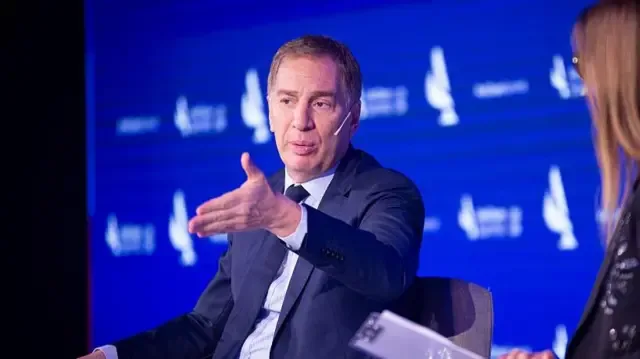 Diego Santilli interviene en la Cumbre AmCham 2026, celebrada en Buenos Aires, Argentina, el 14 de abril de 2026.