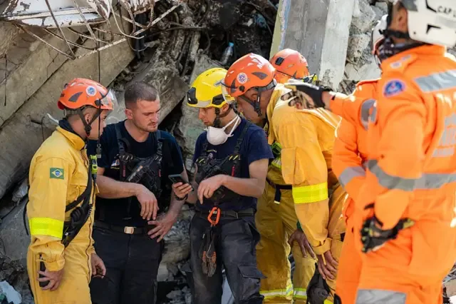 Un grupo de rescatistas extranjeros trabajando en La Guaira.