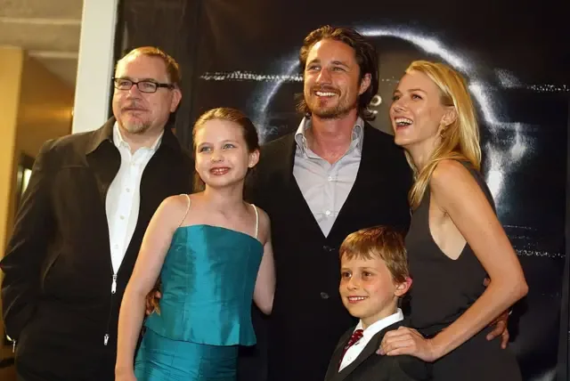 Los actores de The Ring, Brian Cox, Daveigh Chase, Martin Henderson, David Dorfman y Naomi Watts, posan juntos en el estreno de la película en Los Ángeles en 2002.