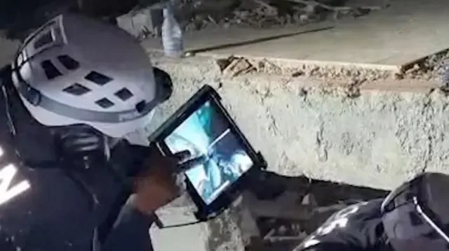 Un equipo jordano trabaja para rescatar a un niño atrapado bajo los escombros tras los terremotos en Venezuela.