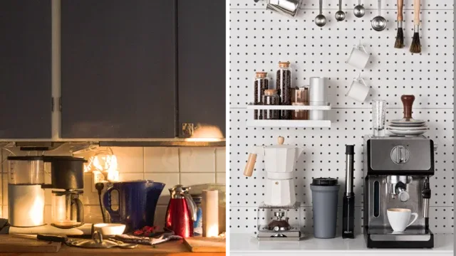 Dos imágenes una al lado de la otra que muestran las encimeras y los electrodomésticos de la cocina en primer plano. La izquierda muestra una tetera, tazas, sartenes y utensilios dispuestos desordenadamente. La imagen de la derecha muestra una pared de tablero perforado con tazas colgantes, cucharas medidoras y recipientes sobre una máquina de café, un molinillo y vajilla apilada. También hay estantes para guardar jarras y artículos de cocina.