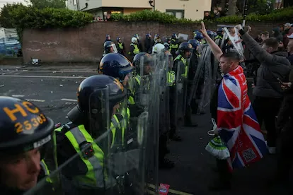 Manifestantes contra agentes de la policía frente a la comisaría de Southampton