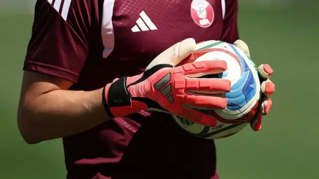Imagen en detalle de unos guantes de portero Adidas y del balón del partido durante el encuentro del Grupo B de la Copa Mundial de la FIFA 2026 entre Bosnia y Herzegovina y Qatar, disputado en el Seattle Stadium de Seattle el 24 de junio de 2026.