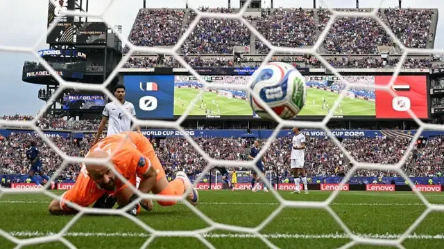 El portero de Irak, Ahmed Basil, observa cómo el disparo del delantero francés Kylian Mbappé entra en la portería durante el partido de la fase de grupos del Mundial disputado en Filadelfia el 22 de junio de 2026.