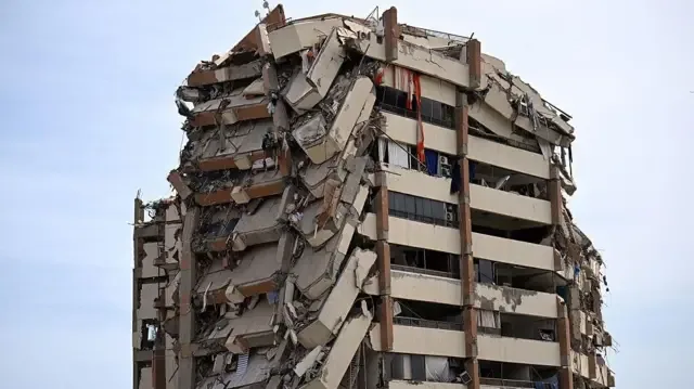 Edificio dañado en Catia La Mar, La Guaira, Venezuela.