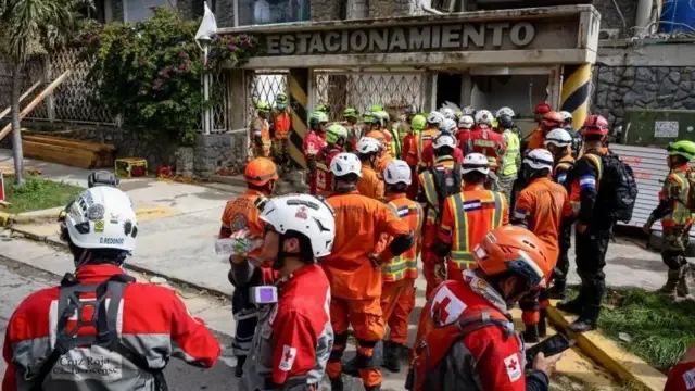 Fila de bomberos frente al lugar del derrumbe