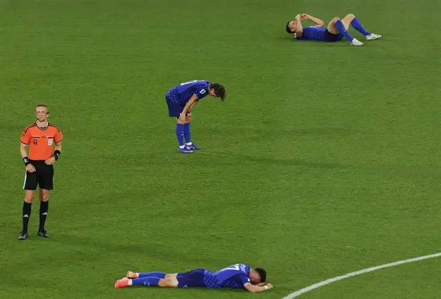 Jugadores de Croacia en el piso tras terminar el partido con Portugal.
