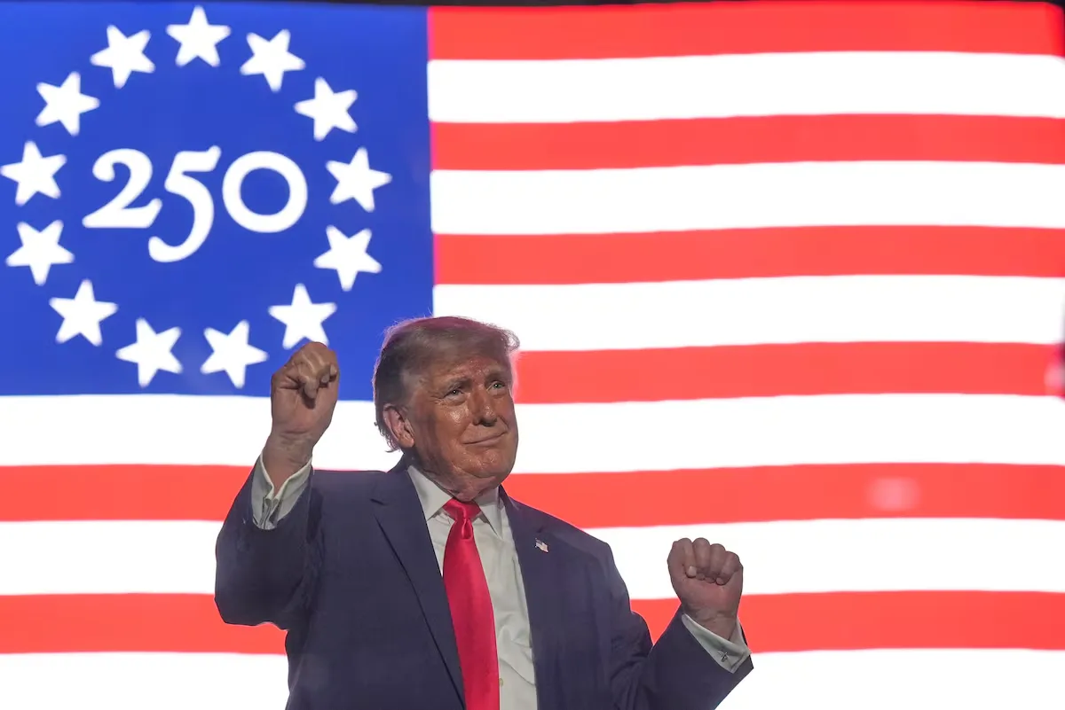 Trump inaugura los festejos del 250 aniversario de EE UU con un tributo a sí mismo en un mítin electoral