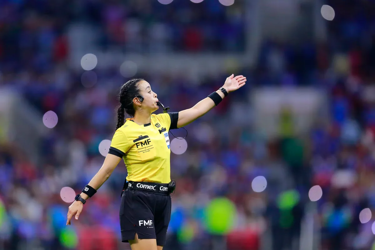 Mujeres marcan hito histórico en el arbitraje del Mundial masculino