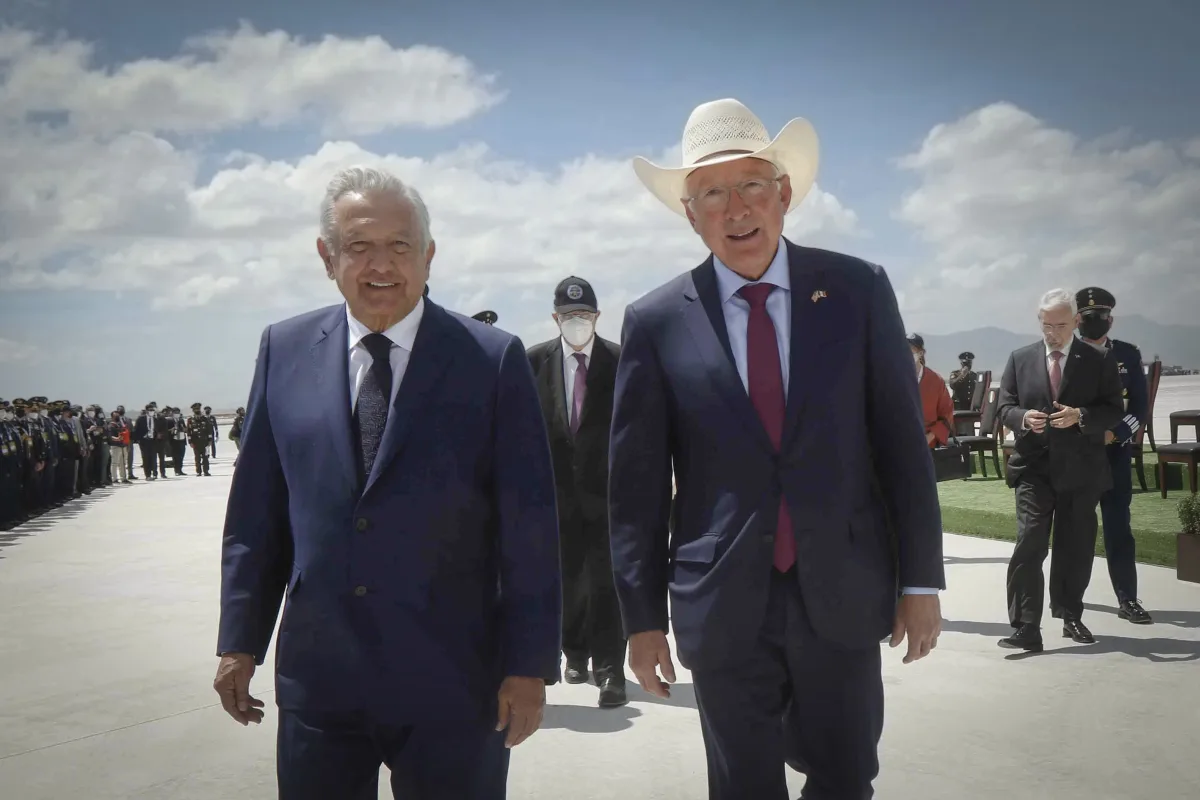 Ken Salazar revela presiones de López Obrador sobre migración e infraestructura