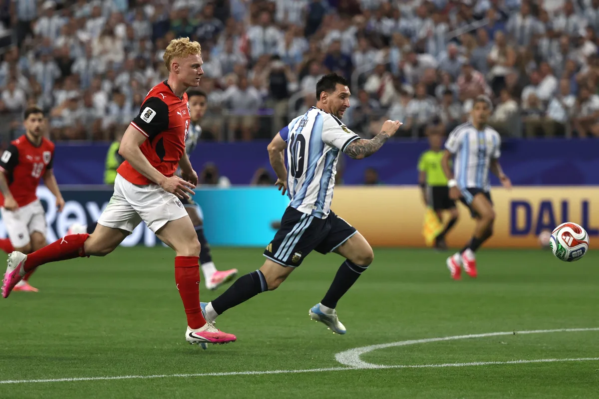 Martín Caparrós y Juan Villoro analizan la pasión del fútbol actual