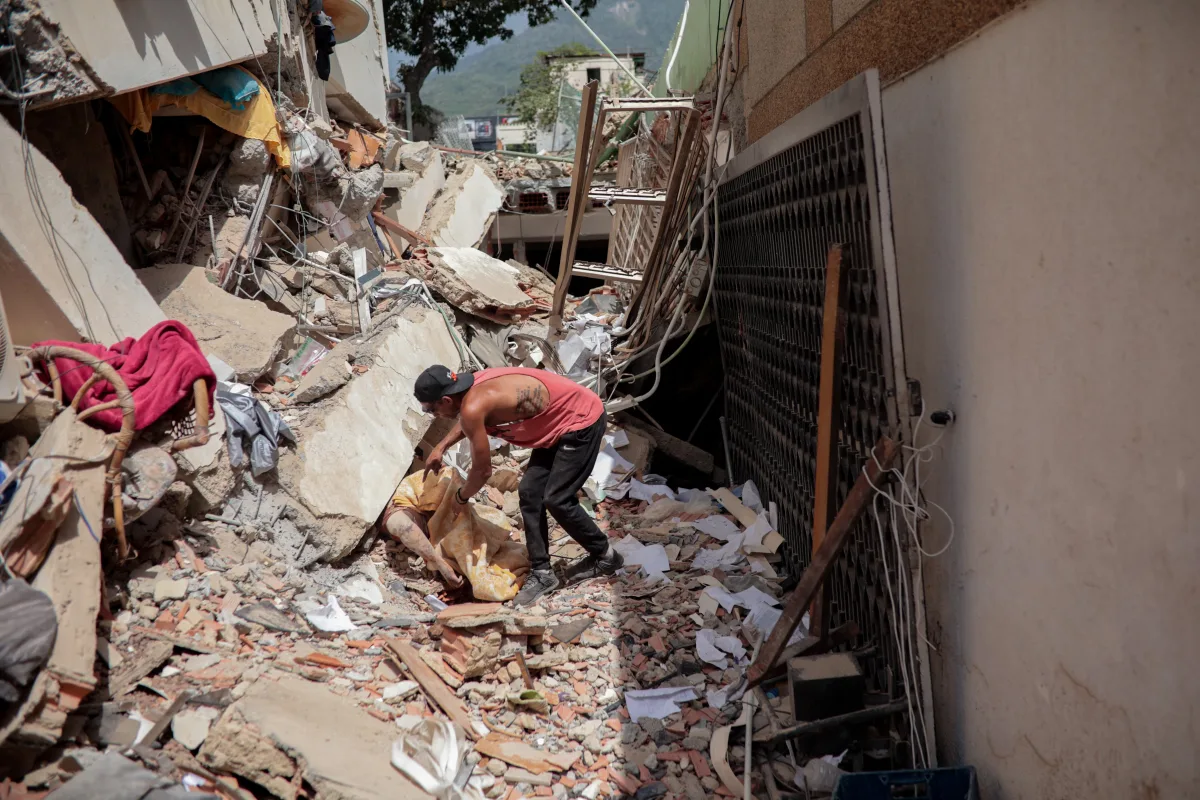 Crisis humanitaria y desesperación marcan labores de rescate en La Guaira