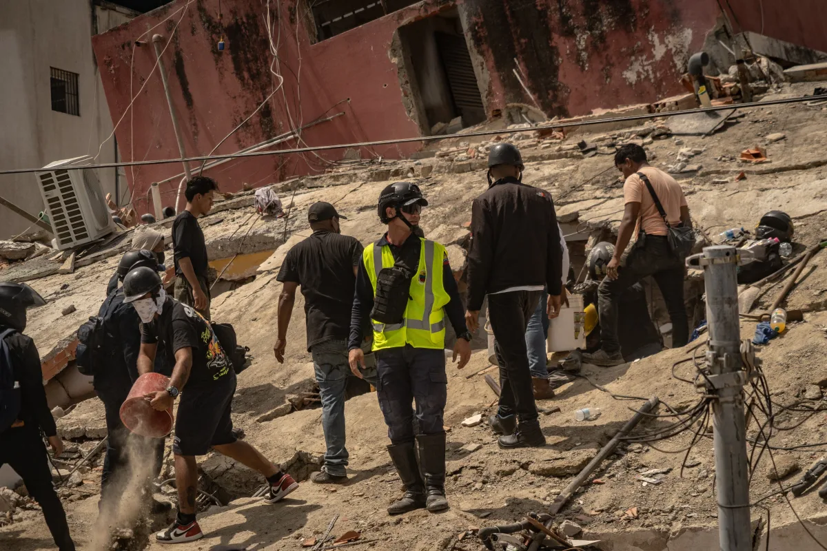 Ciudadanos venezolanos lideran labores de rescate tras sismo