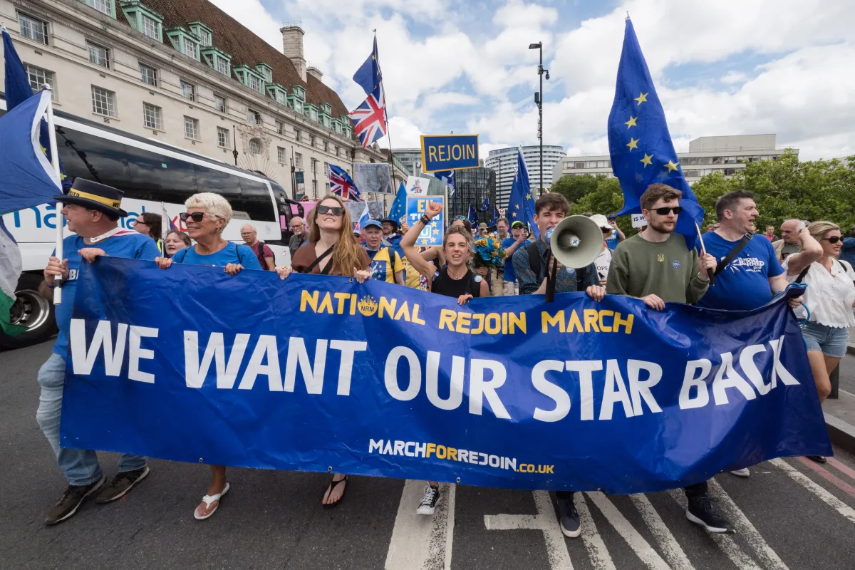 Inestabilidad política británica marca una década de cambios constantes en Downing Street