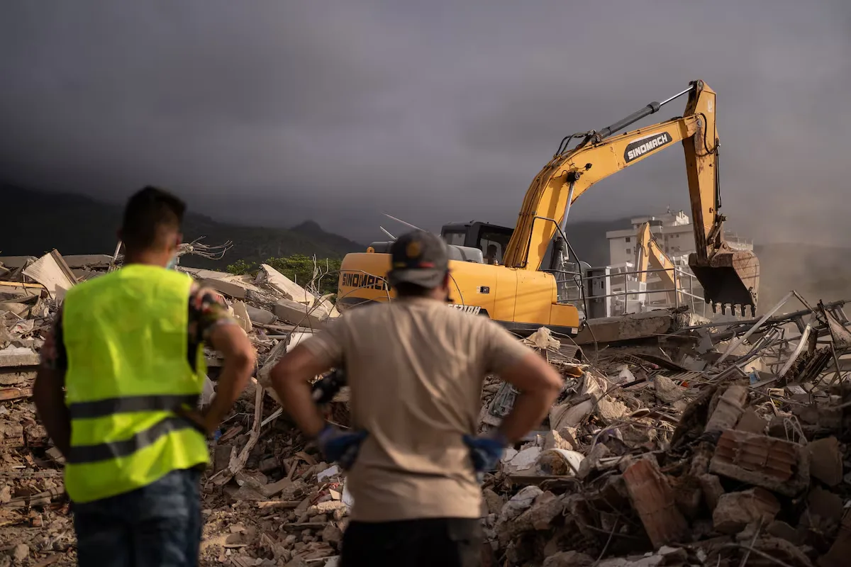 Familiares exigen maquinaria pesada para rescatar víctimas en La Guaira