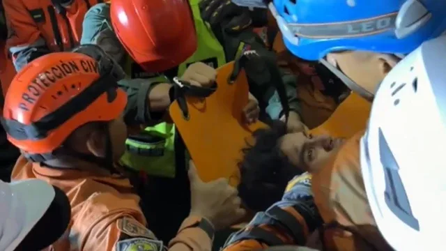 Rescatan a joven tras 106 horas bajo escombros en Venezuela