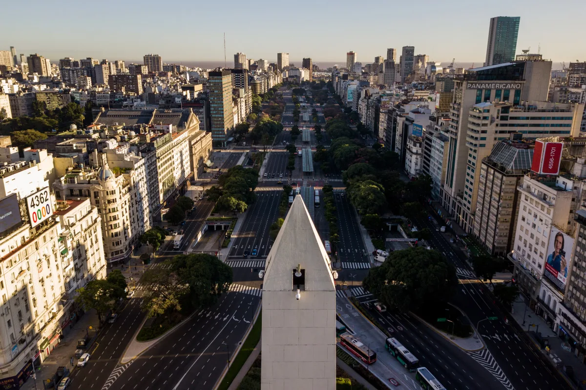 Economía argentina enfrenta disparidad entre sectores dinámicos y generación de empleo