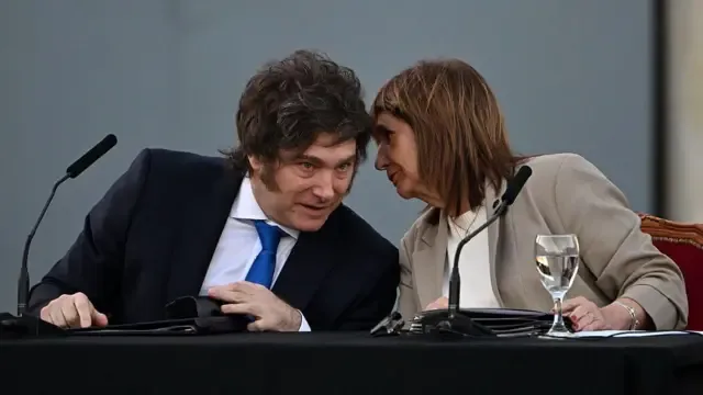Renuncia Manuel Adorni tras señalamientos por presunto enriquecimiento ilícito en Argentina