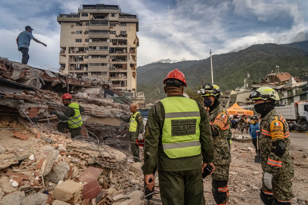 Rescatistas mexicanos intensifican labores en zona de desastre en Venezuela