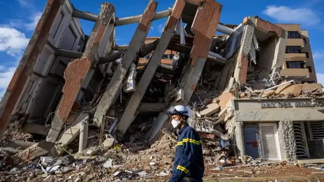 Rescatan a niño de tres años tras seis días bajo escombros