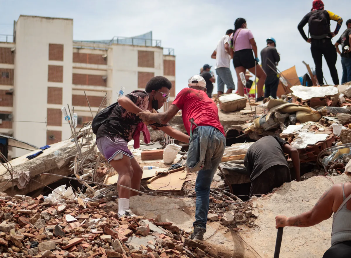Familias buscan víctimas entre escombros del edificio Oromar en Venezuela