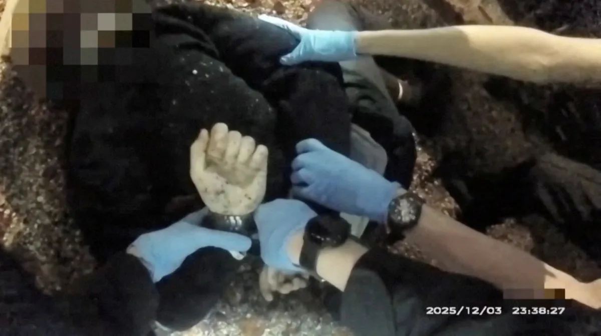 Investigan a policías británicos por negligencia tras muerte de joven apuñalado