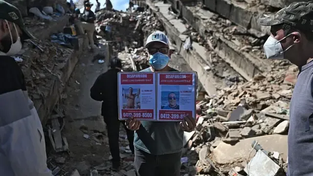 Bombero busca a su madre tras colapso de edificio en Venezuela