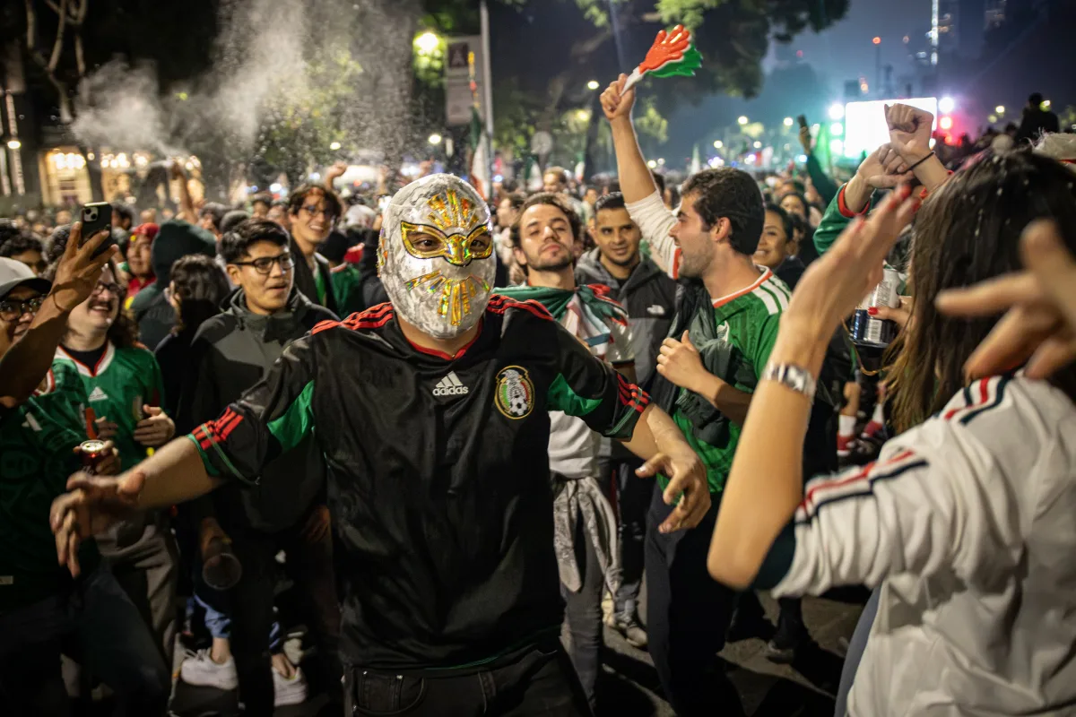 Estampida humana tras celebración futbolística deja tres fallecidos en México