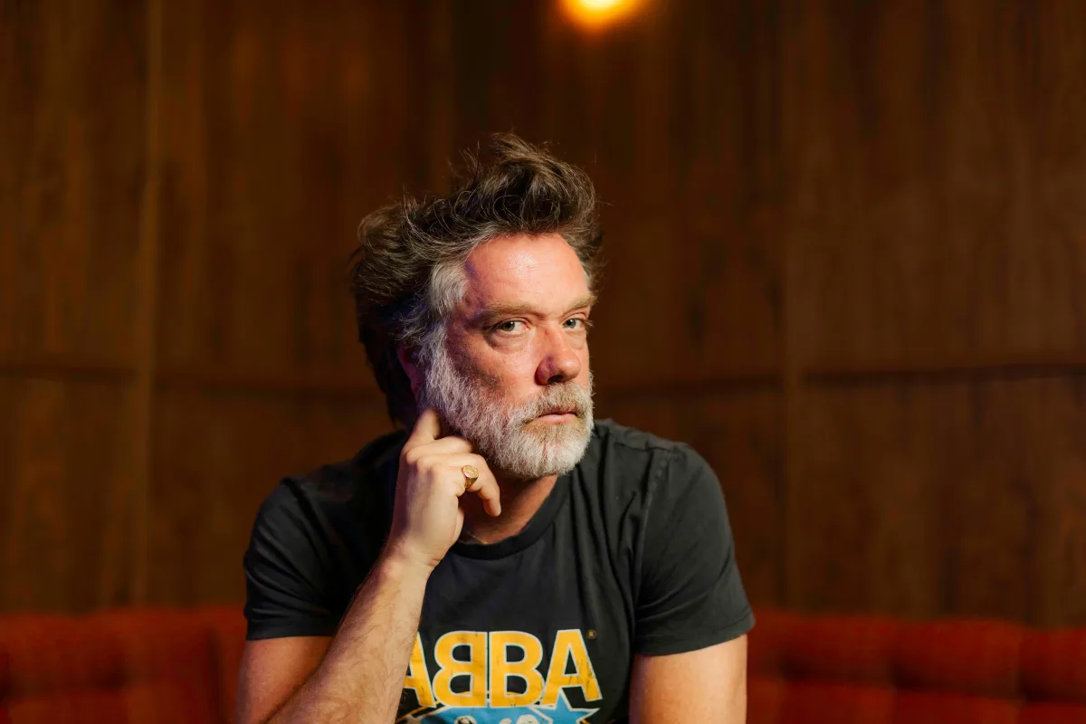 Rufus Wainwright recibe el Premio Muestra T por su activismo LGTBIQ+