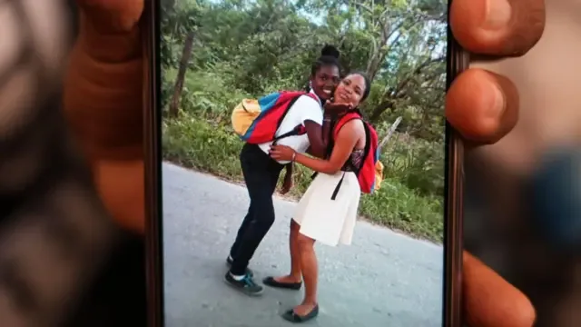 Rescatan a niño de dos años tras seis días bajo escombros