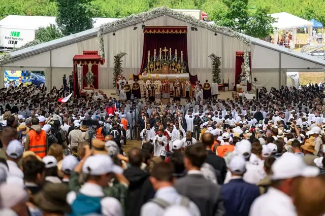 Vaticano excomulga a obispos lefebvrianos por consagración sin autorización papal