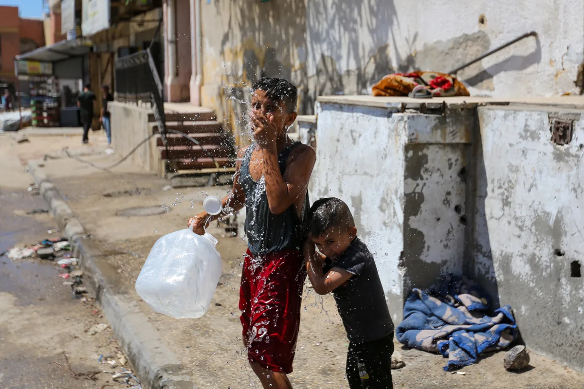 Crisis humanitaria en Gaza se agrava por temperaturas extremas