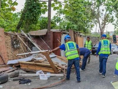 Alcaldía del Distrito Nacional retira estructuras irregulares en Arroyo Hondo