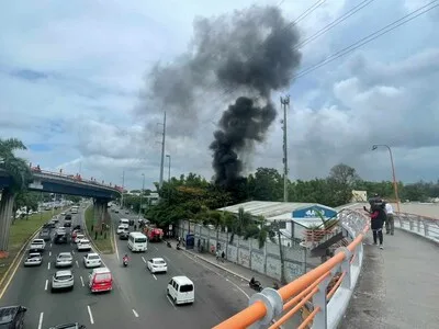 Incendio de neumáticos moviliza a los bomberos en la avenida Kennedy