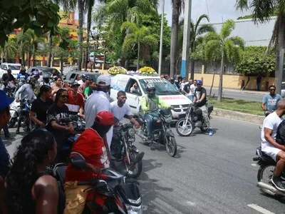 Multitud exige justicia por muerte de joven a manos policiales