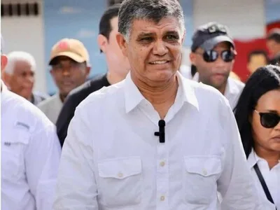 Francisco Peña genera debate por solicitud de permisos para viajes internacionales