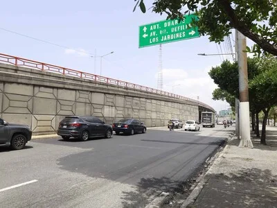 Reparan tramo de la Kennedy pero persiste fuga de agua