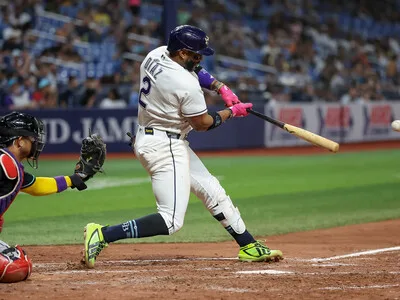 Rays vencen a Yankees con poder ofensivo y dominio monticular