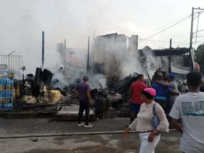 Incendio destruye varios locales comerciales en el municipio de Imbert