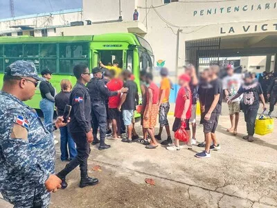 Trasladan 400 reclusos adicionales desde La Victoria hacia Las Parras