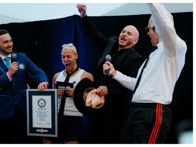 Pitbull establece récord Guinness con miles de seguidores calvos en Londres