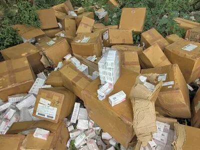 Hallan decenas de medicamentos vencidos abandonados en calles de Dajabón